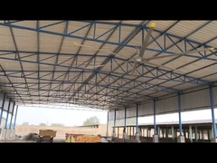 Grandes ventiladores industriais são usados no rancho